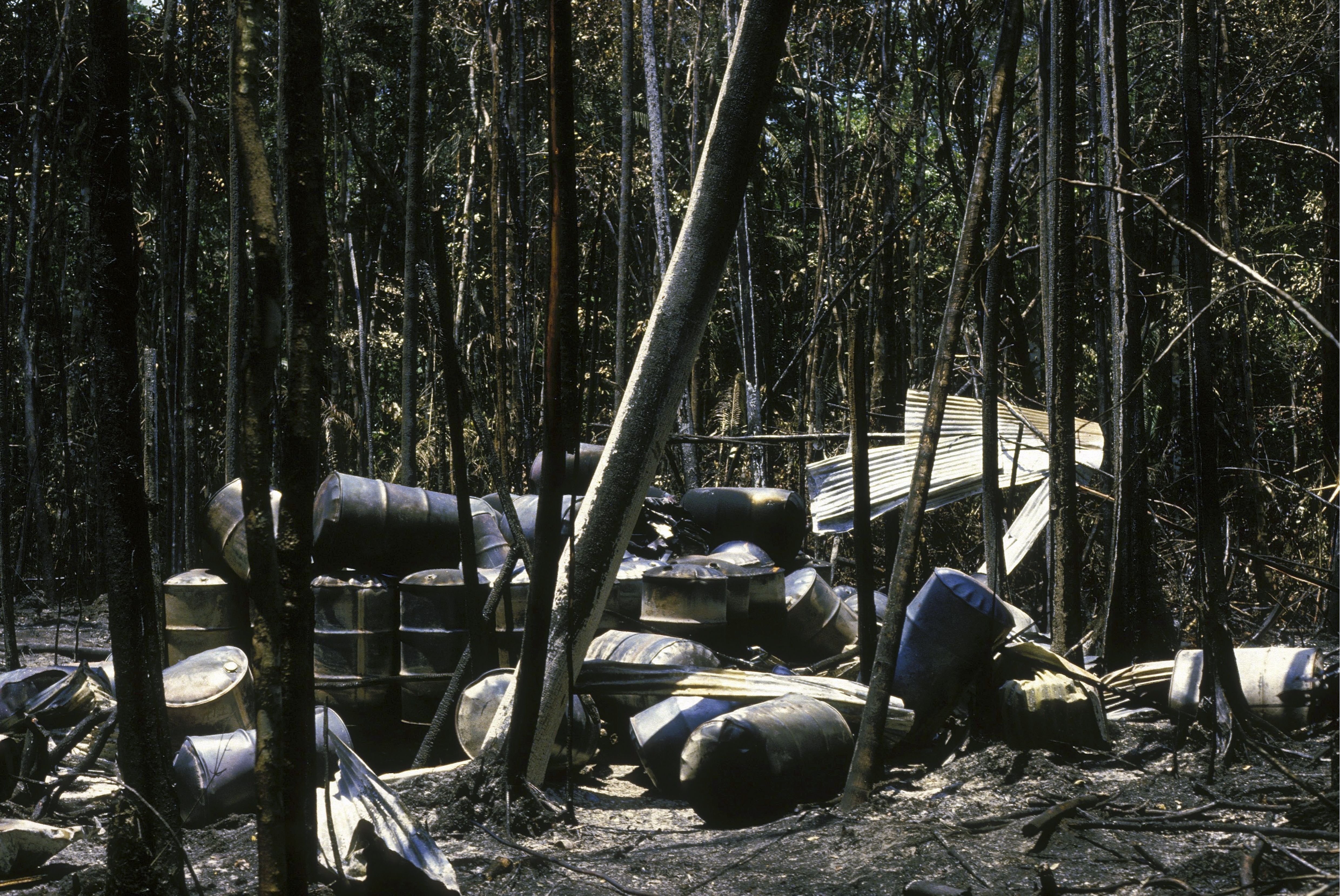 Laboratório clandestino de cocaína pertencente ao cartel de Medellín de Pablo Escobar destruído pelo Exército colombiano em 1988. • Eric VANDEVILLE/Gamma-Rapho vía Getty Images