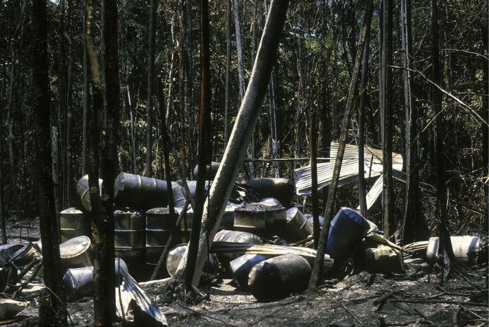 Laboratório clandestino de cocaína pertencente ao cartel de Medellín de Pablo Escobar destruído pelo Exército colombiano em 1988. • Eric VANDEVILLE/Gamma-Rapho vía Getty Images