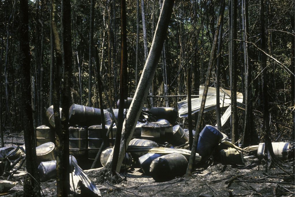 Laboratório clandestino de cocaína pertencente ao cartel de Medellín de Pablo Escobar destruído pelo Exército colombiano em 1988.