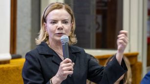 Gleisi Hoffmann rebate revista britânica e diz que Lula é um "líder cheio de vitalidade"