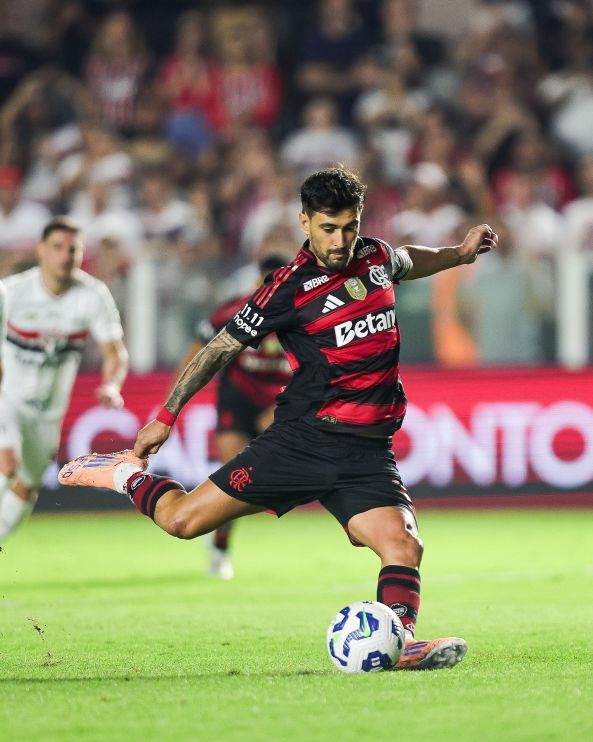 Gol-Arrascaeta-Sao-Paulo-x-Flamengo-Brasileirao-2025-4.jpg?w=1320&h=742&crop=0