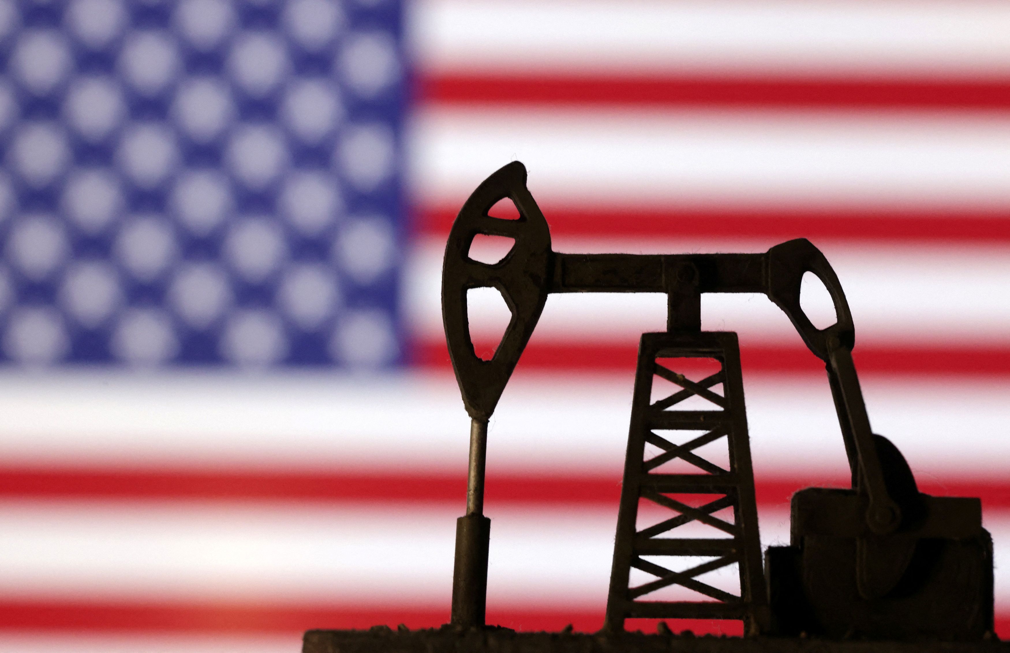 Ilustração com bomba de extração de petróleo e uma bandeira dos EUA