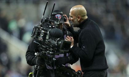 Guardiola se desculpa após discussão com cinegrafista: "Envergonhado"