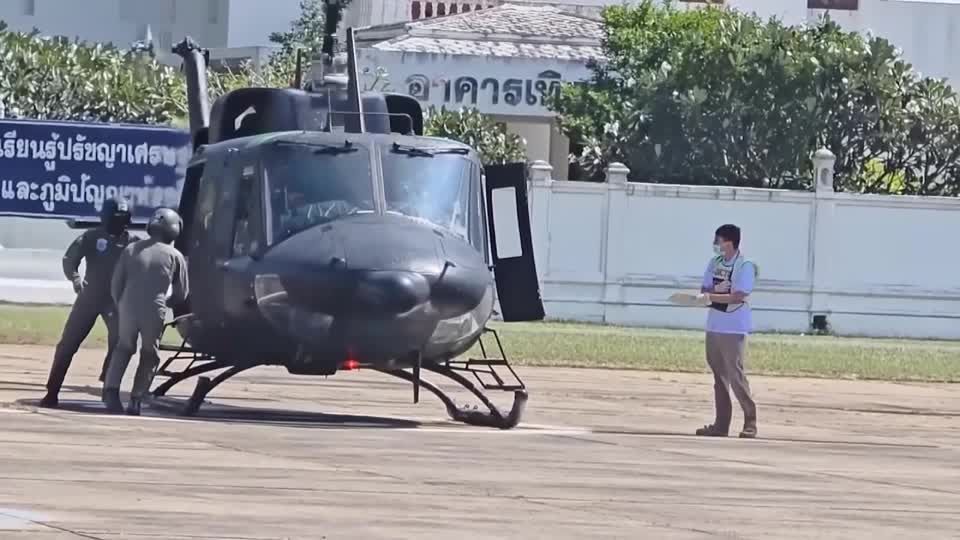 Helicóptero transportando soldado tailandês ferido ao pisar em mina terrestre próximo à fronteira com Camboja
