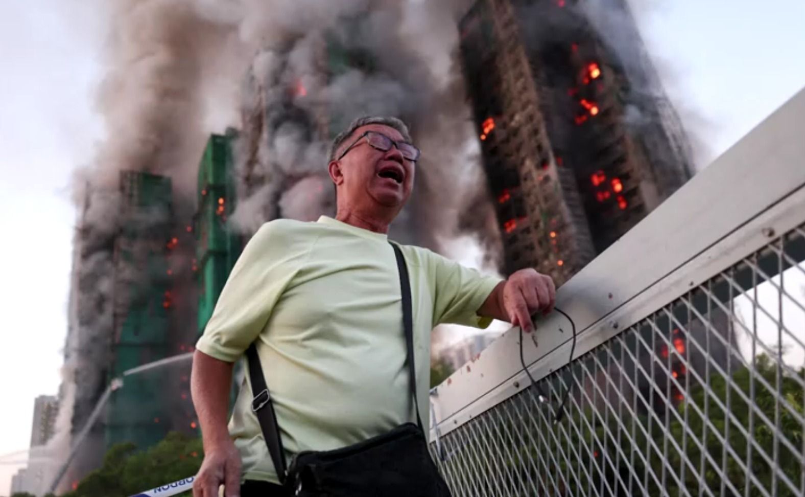 Homem chora durante incêndio em Hong Kong