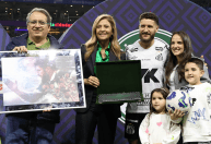Palmeiras: Zé Rafael recebe homenagem de Leila Pereira antes de clássico