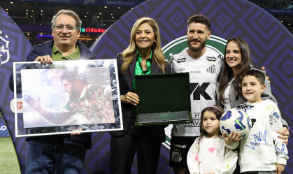 Palmeiras: Zé Rafael recebe homenagem de Leila Pereira antes de clássico
