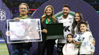 Palmeiras: Zé Rafael recebe homenagem de Leila Pereira antes de clássico