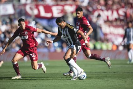 Hulk, do Atlético-MG, em disputa com a bola com jogadores do Lanús