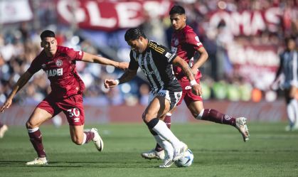 Hulk, do Atlético-MG, em disputa com a bola com jogadores do Lanús