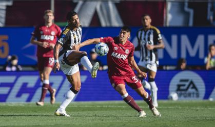 Hulk tentando tirar a bola do Cardozo