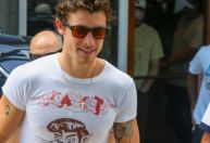 Shawn Mendes tira foto com fãs no Rio de Janeiro e passeia pela cidade