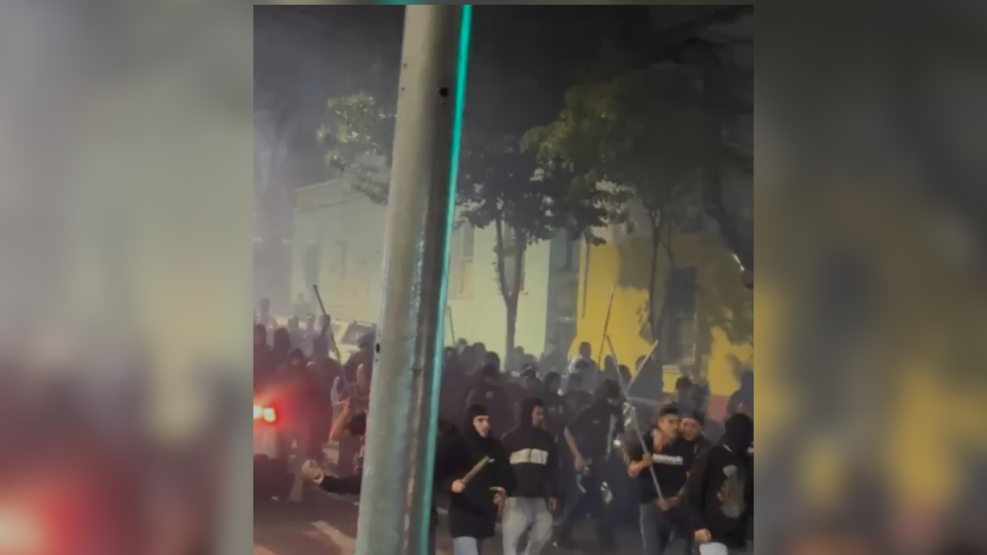 Imagens mostram o momento em que torcedores caminham armados com pedaços de pau, barras de ferro e fogos de artifício.