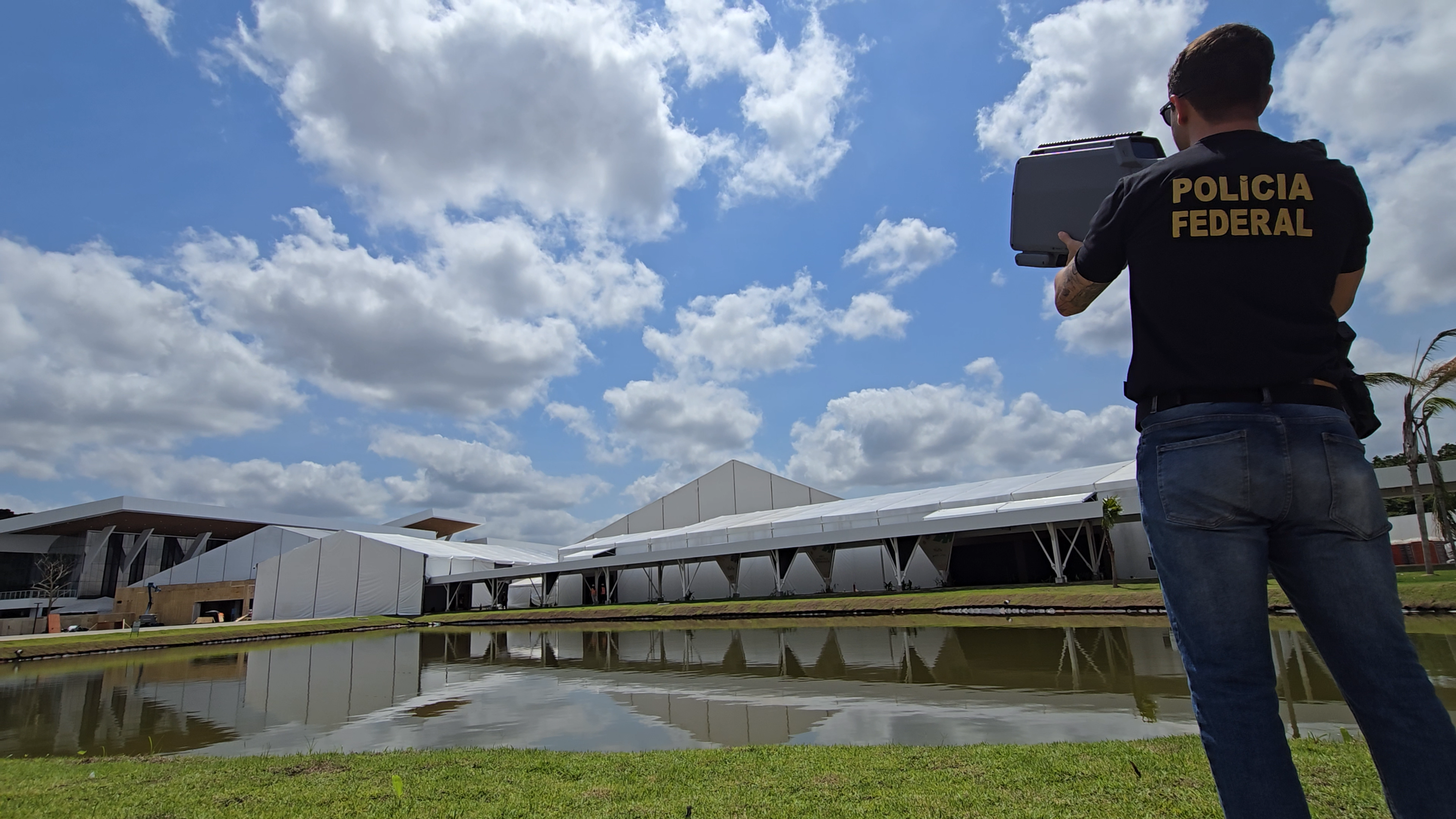 Imagem mostra agente da PF testando equipamento anti-drone