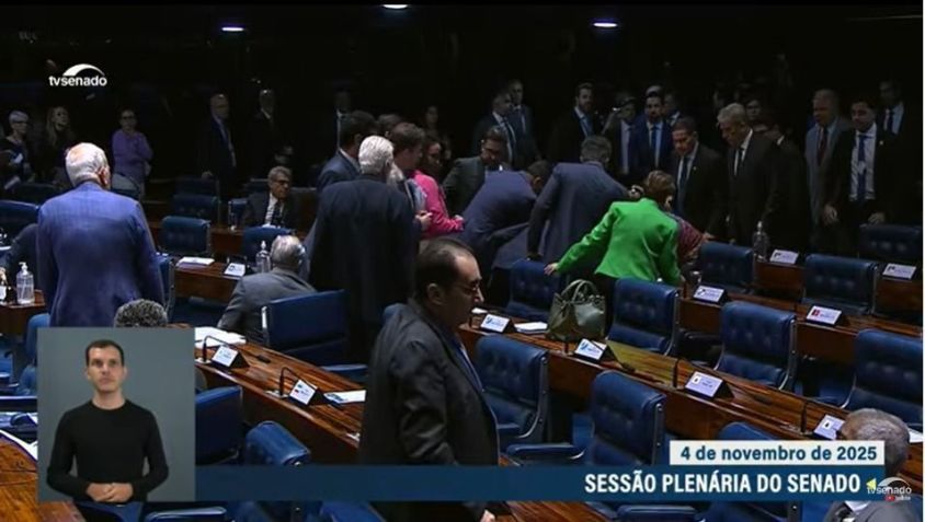 Imagem mostra momento em que senadores ajudam a parlamentar após queda no Plenário • TV Senado