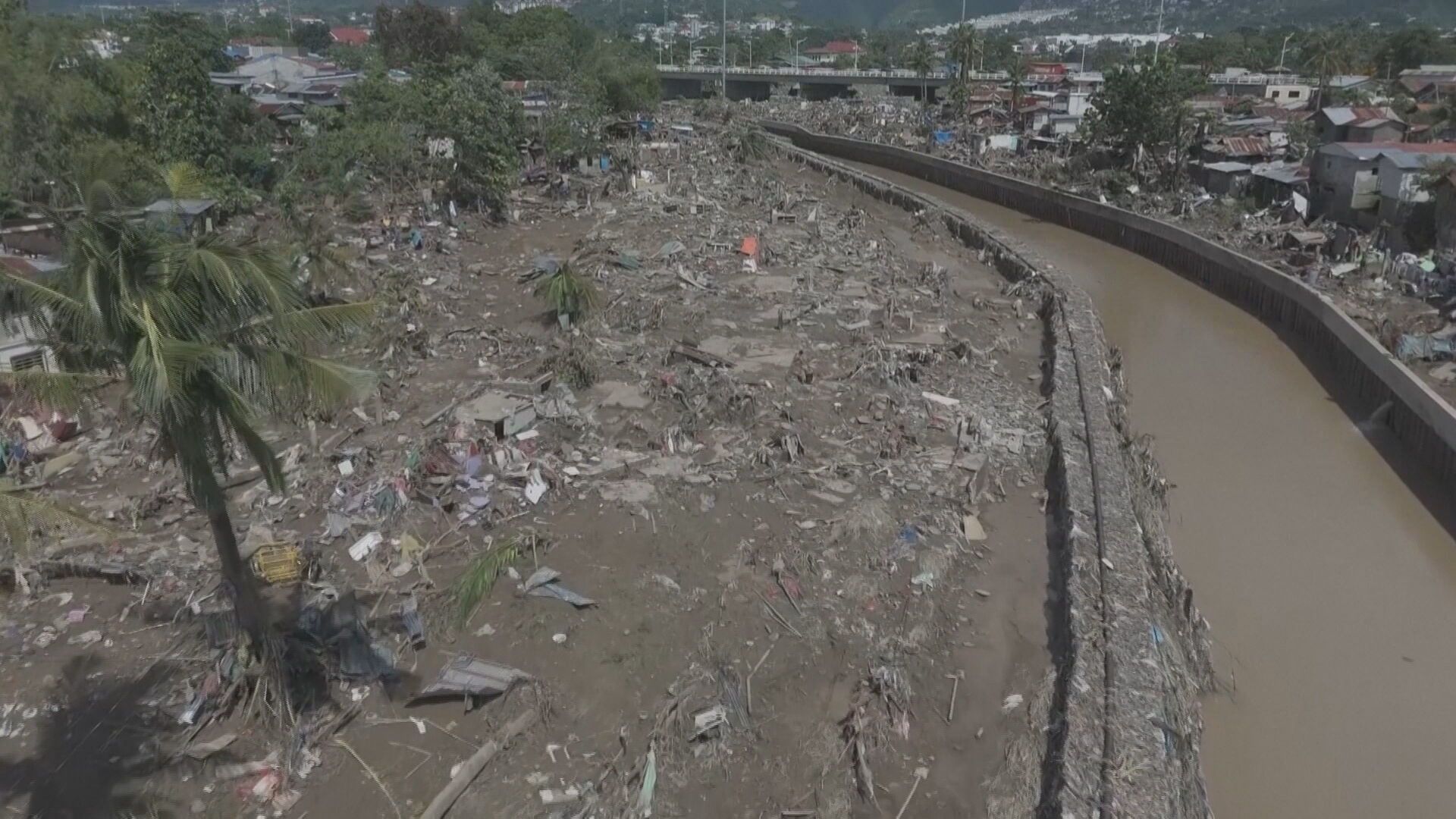 Imagens de drones sobre Cebu mostram casas arrasadas após a passagem do tufão Kalmaegi