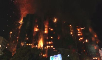 Vídeo: Incêndio de grandes proporções queima condomínio em Hong Kong