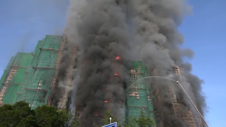 Incêndio consome prédio residencial em Hong Kong