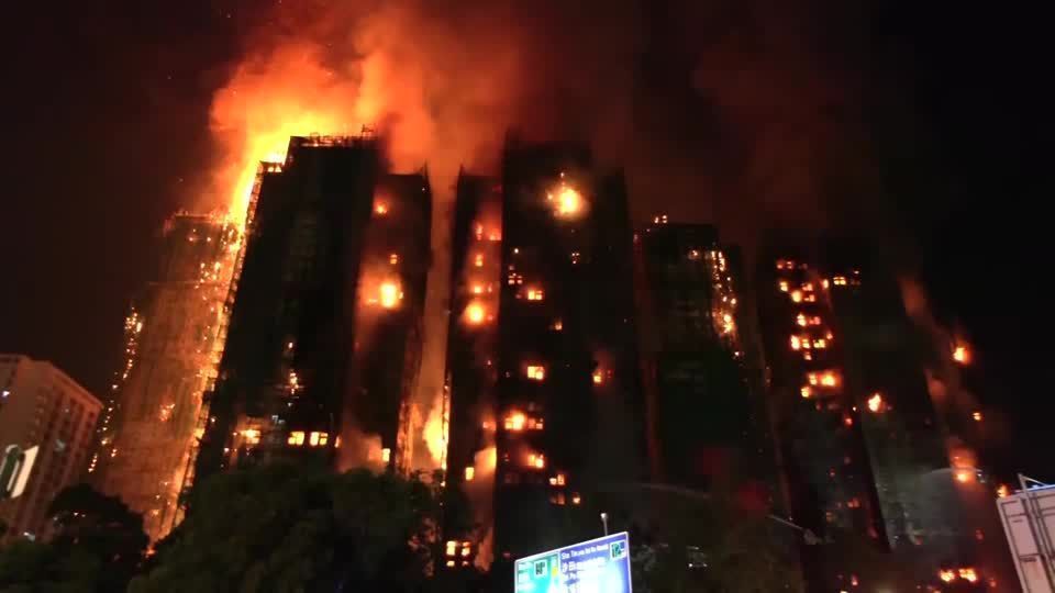 Incêndio em complexo residencial em Hong Kong continua a noite