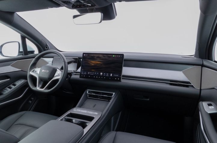 Interior do BYD Atto 8 • Divulgação