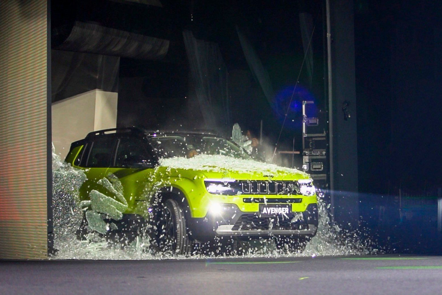 Jeep Avenger 2026 quebra vidro ao entrar no Salão do Automóvel