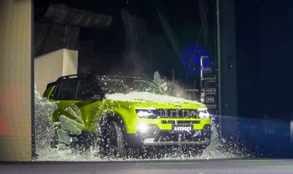 Jeep Avenger quebra parede de vidro no Salão do Automóvel