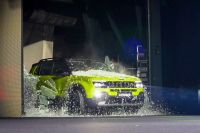 Jeep Avenger quebra parede de vidro no Salão do Automóvel