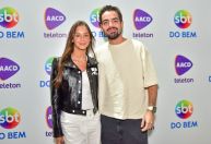 João Silva posa com nova namorada 3 semanas após anunciar término