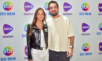 João Silva posa com nova namorada 3 semanas após anunciar término