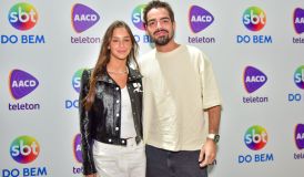 João Silva posa com nova namorada 3 semanas após anunciar término