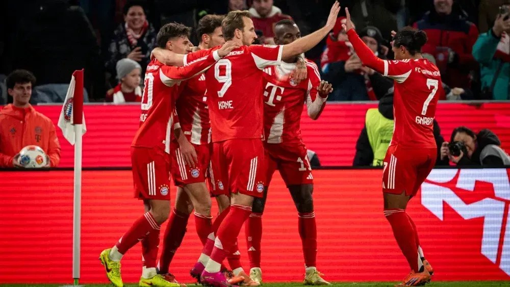 Jogadores do Bayern comemoram gol contra o St. Pauli