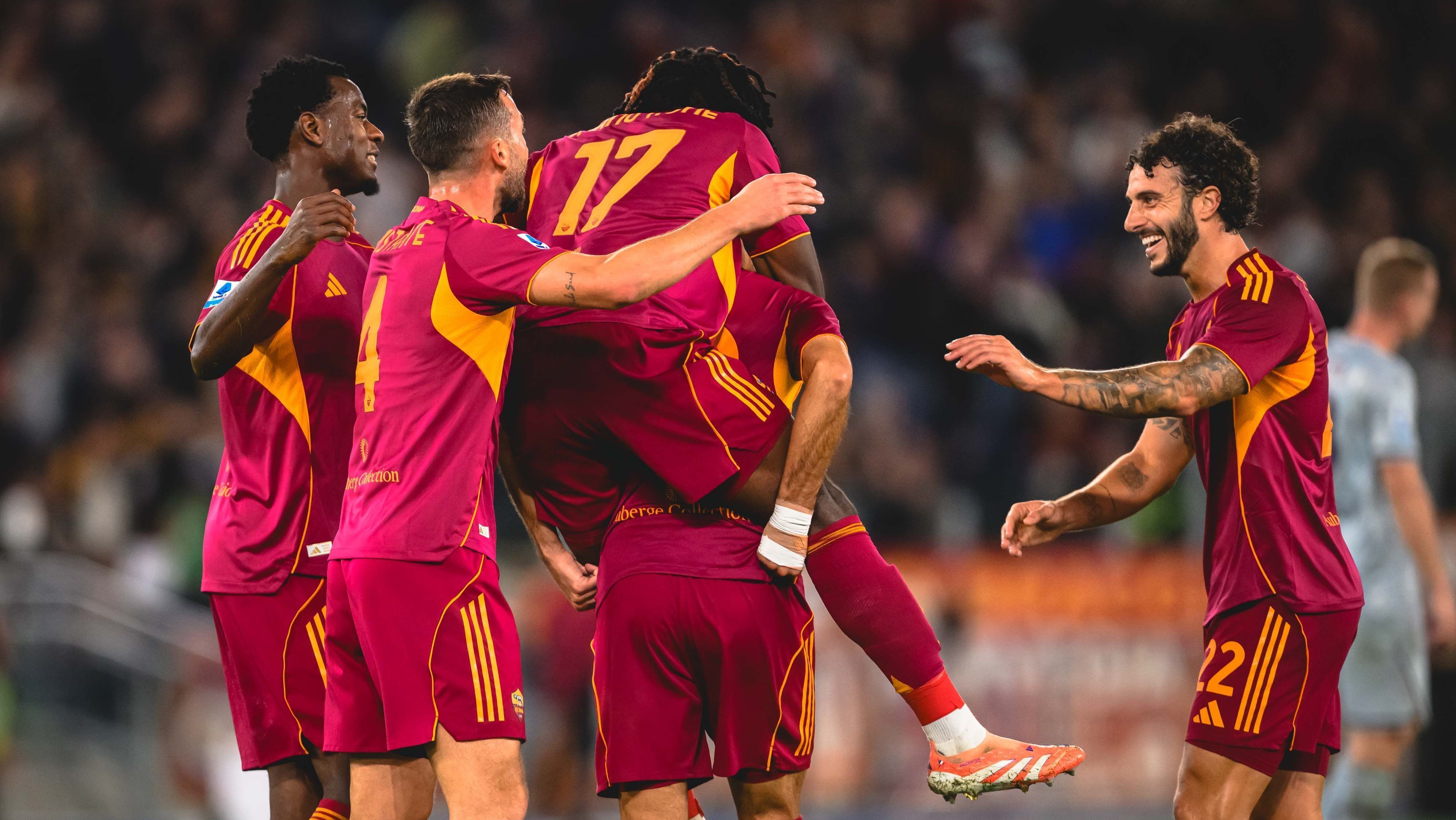Jogadores do Roma comemorando gol
