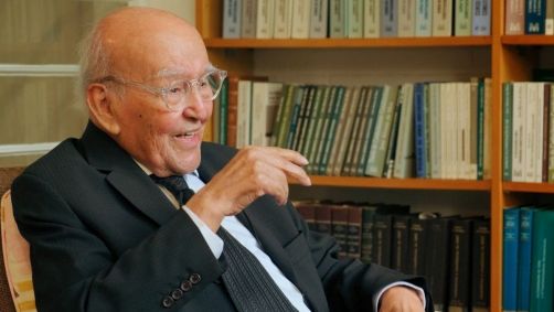 José Afonso da Silva se formou na Faculdade de Direito da USP (Universidade de São Paulo), em 1957, e trabalhou como advogado, oficial de Justiça e procurador do Estado