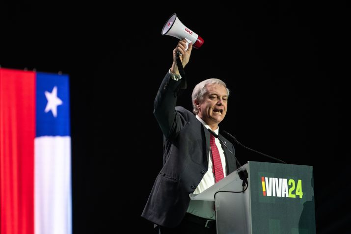 José Antonio Kast, ex-membro da Câmara dos Deputados do Chile, discursando durante a conferência "Europa Viva 24", organizada pelo partido de ultradireita Vox no Palácio de Vistalegre • Marcos del Mazo/LightRocket via Getty Images