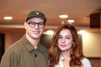 José Loreto e namorada Fernanda Marques curtem noite de teatro juntos em SP