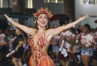 Juliana Paes dá show de simpatia em ensaio de rua da Viradouro; veja fotos