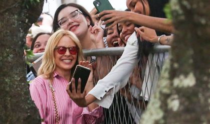 Kylie Minogue atende fãs em porta de hotel no Rio de Janeiro; veja fotos