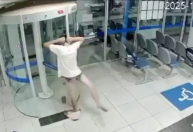 Vídeo: Ladrão fica preso em porta giratória de banco e acaba só de cueca