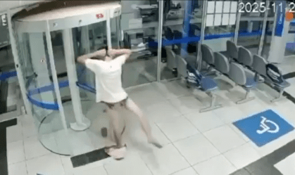 Vídeo: Ladrão fica preso em porta giratória de banco e acaba só de cueca