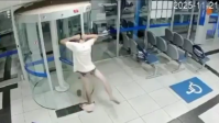Vídeo: Ladrão fica preso em porta giratória de banco e acaba só de cueca