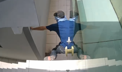 Vídeo: homem invade residência em tentativa de roubo e esfaqueia morador