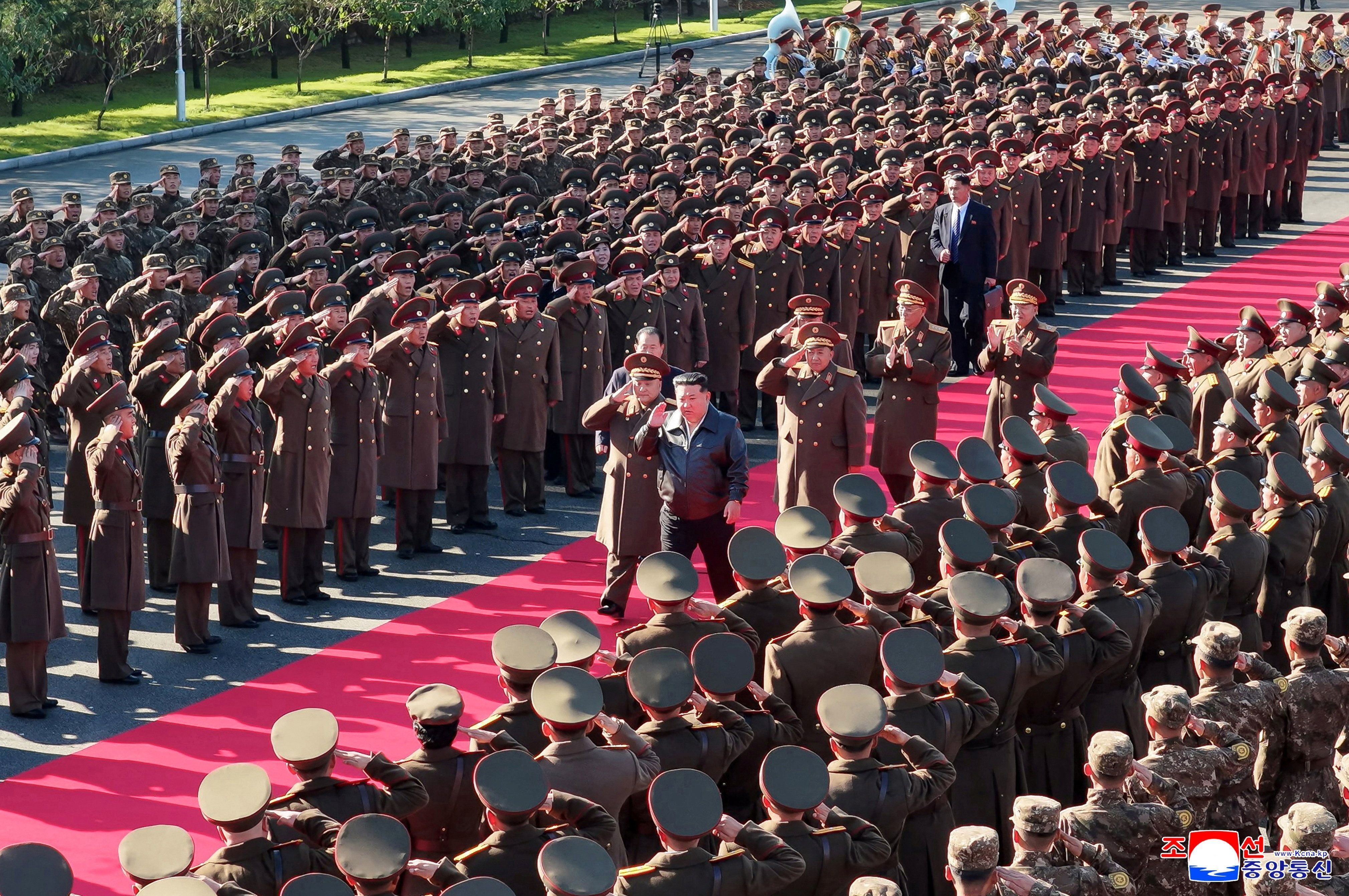 Líder da Coreia do Norte, Kim Jong-un, durante visita em Tokchon