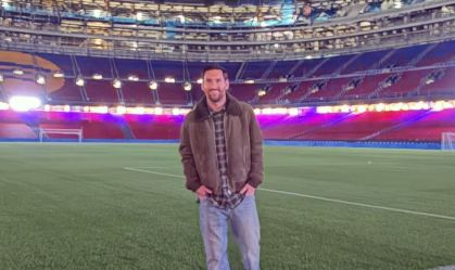 Messi visita Camp Nou e se declara ao Barcelona: "Espero poder voltar"