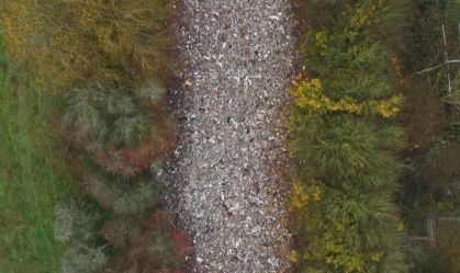 Montanha de lixo ilegal na Inglaterra preocupa autoridades