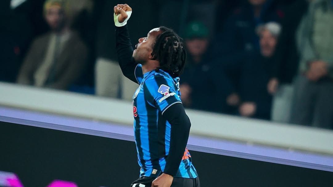 Lookman, jogador do Atalanta, discute com técnico após ser substituído