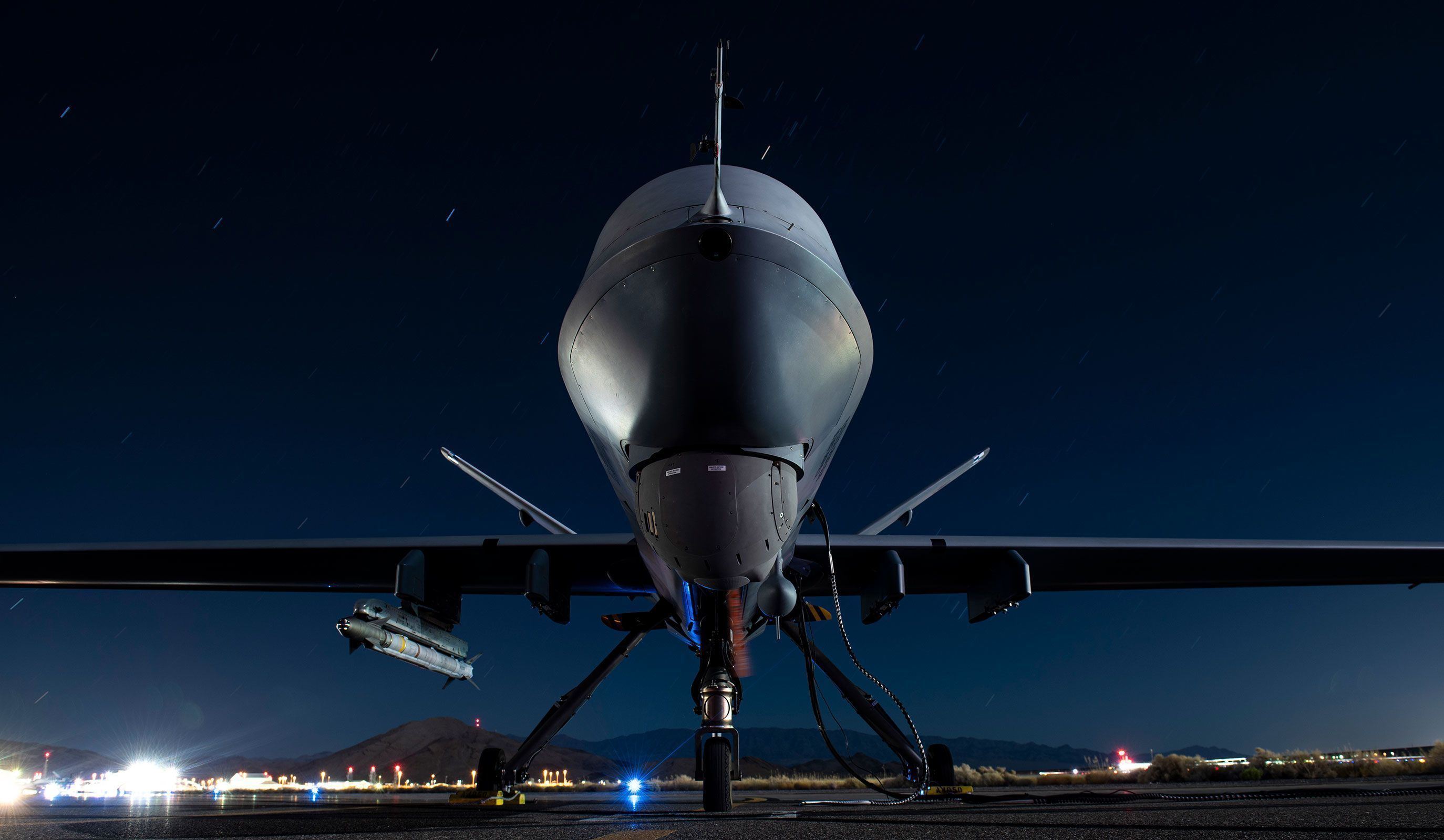 Um MQ-9 Reaper da Força Aérea dos EUA está estacionado na rampa da Base Aérea de Creech, em Nevada, durante um teste de armamento em setembro de 2020
