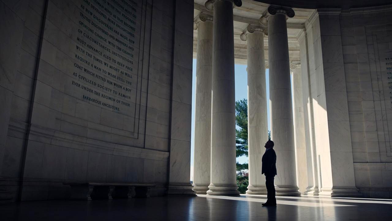 "As instituições também devem avançar para acompanhar os tempos", diz a inscrição na parede do monumento • Farah Films/Divulgação