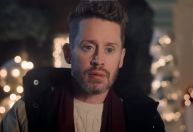 Macaulay Culkin abre feridas da infância ao falar sobre criação dos filhos