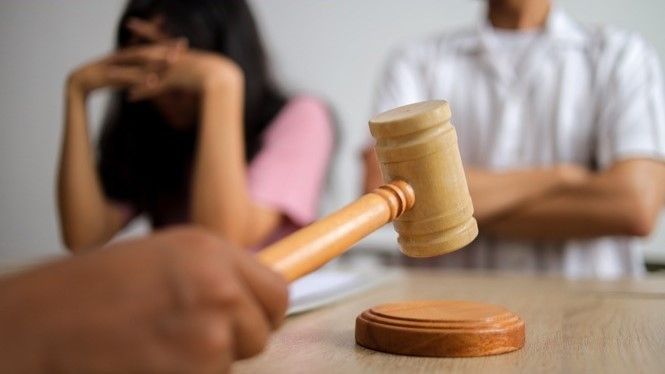Mãe e filho processam pai que pulou a cerca em SC