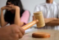 Mãe e filho processam pai por traição em Santa Catarina